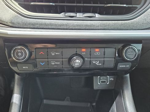 Used 2022 Jeep Compass Latitude image 10