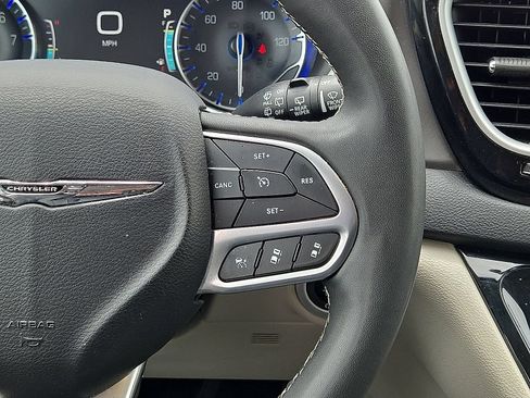 Used 2024 Chrysler Pacifica Touring-L FWD image 19