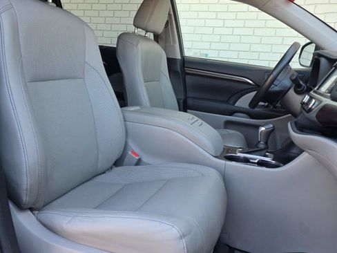 Used 2015 Toyota Highlander Limited Platinum AWD/4WD image 16