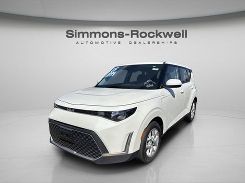 Used 2025 Kia Soul LX w/ LX Technology Package FWD image 2