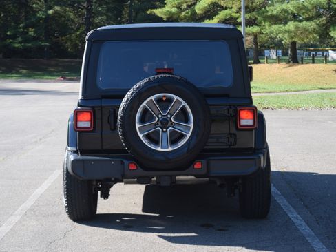 Used 2022 Jeep Wrangler Unlimited Sahara w/ Cold Weather Group image 24