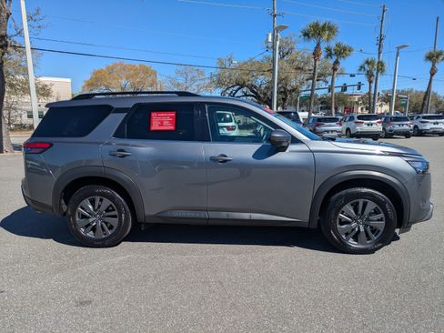 Certified 2025 Nissan Pathfinder SV image 3