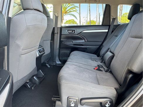 Used 2019 Toyota Highlander LE AWD/4WD image 20