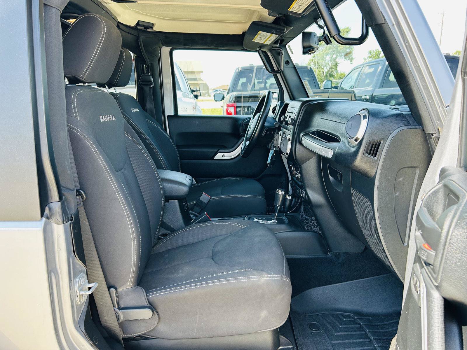Used 2017 Jeep Wrangler Sahara w/ Connectivity Group AWD/4WD image 22