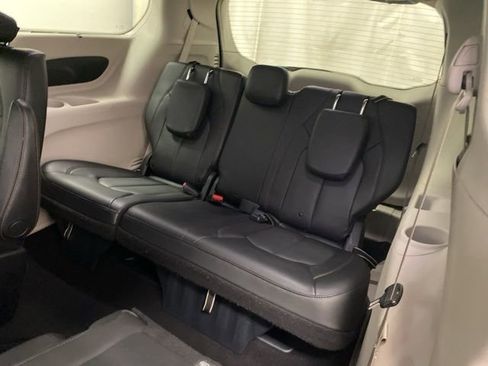Used 2020 Chrysler Pacifica Touring-L FWD image 20