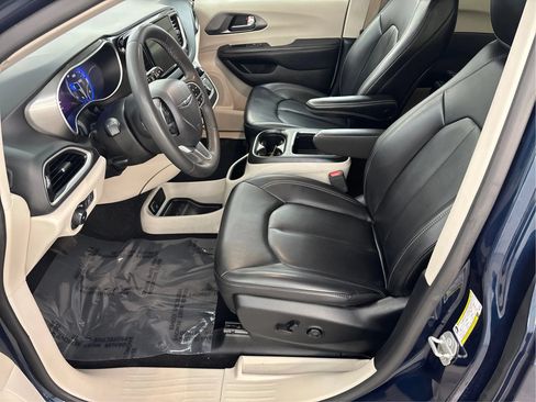 Used 2023 Chrysler Pacifica Touring-L FWD image 13