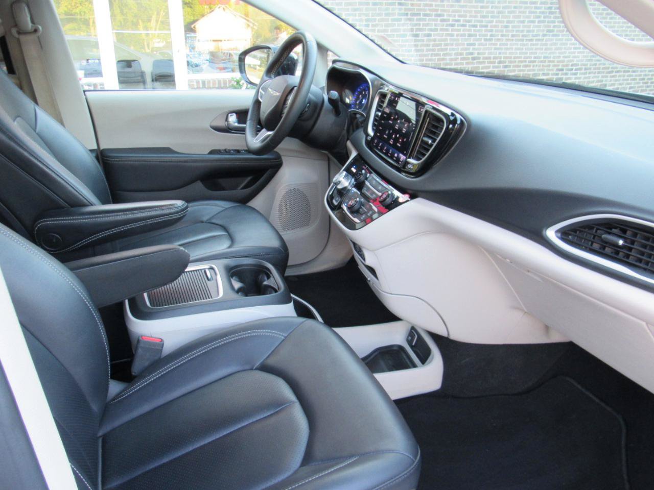 Used 2024 Chrysler Pacifica Touring-L FWD image 30