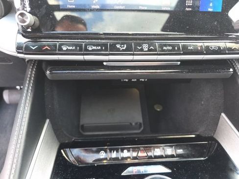 Used 2025 Jeep Wagoneer L Series II w/ Premium Group I AWD/4WD image 18