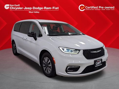 Certified 2024 Chrysler Pacifica Select image 1