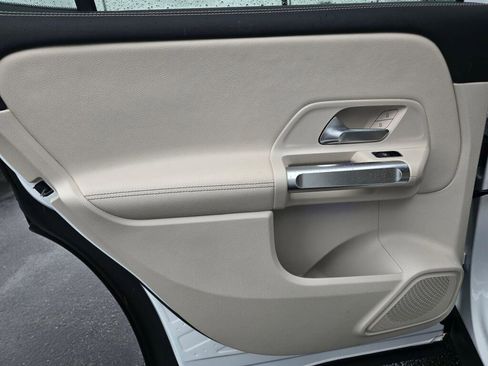 Used 2025 Mercedes-Benz GLB 250 4MATIC image 19