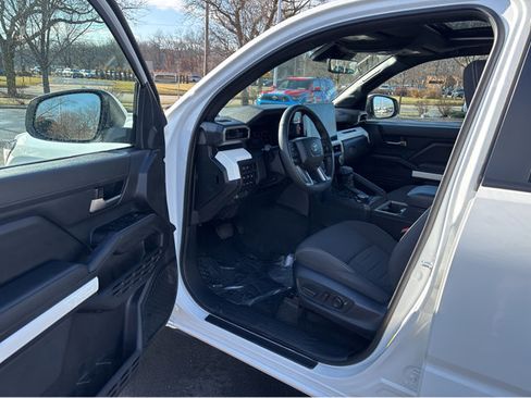 Used 2024 Toyota Tacoma TRD Off-Road image 2