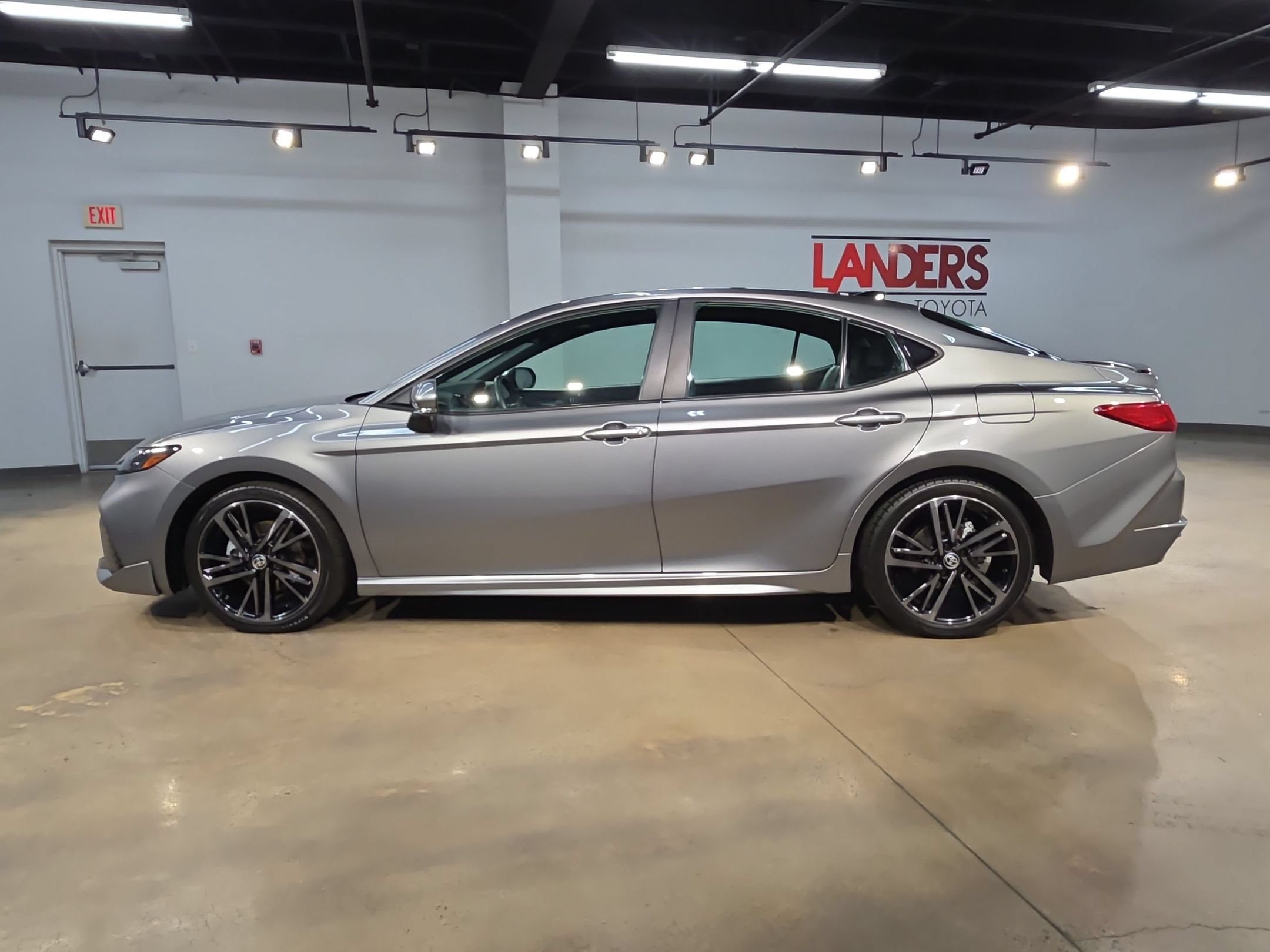 Used 2025 Toyota Camry XSE FWD image 4