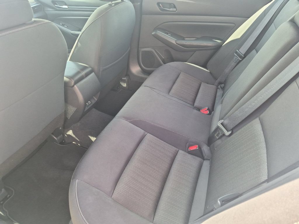 Used 2025 Nissan Altima 2.5 SV FWD image 12