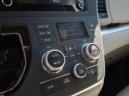 Used 2020 Toyota Sienna L FWD image 15