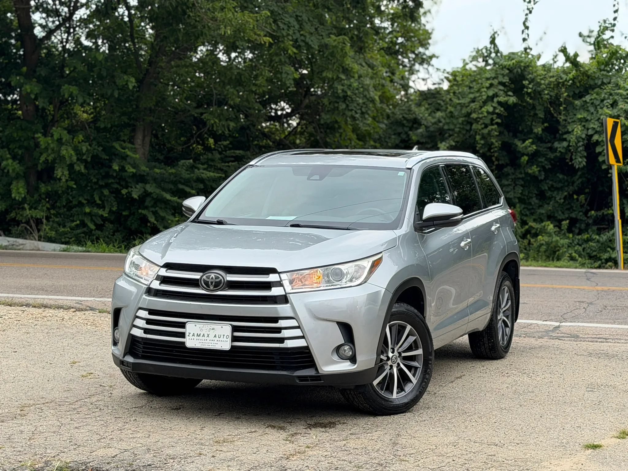 Used 2017 Toyota Highlander XLE w/ Carpet Mat Package AWD/4WD image 1