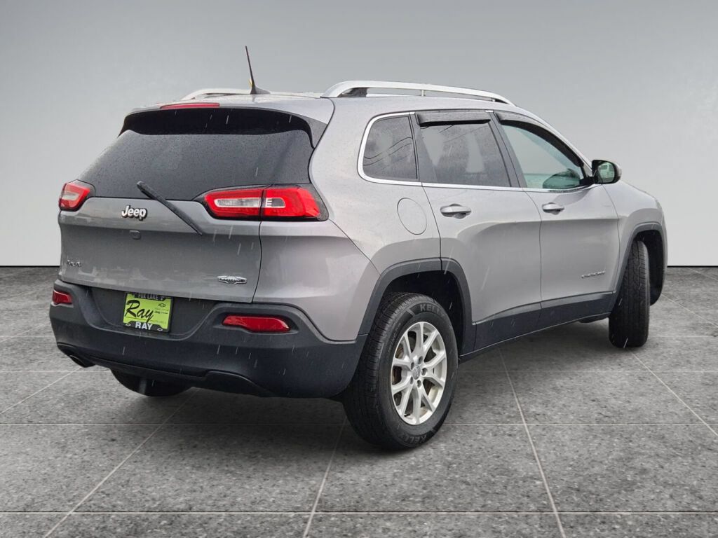 Used 2016 Jeep Cherokee Latitude w/ Cold Weather Group AWD/4WD image 13
