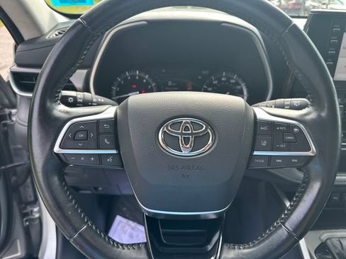 Used 2021 Toyota Highlander XLE AWD/4WD image 13