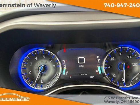 Used 2022 Chrysler Pacifica Touring-L image 10