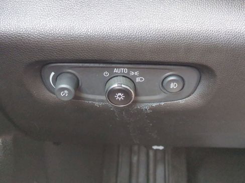 Used 2021 Chevrolet Traverse LT FWD image 28