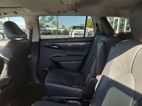 Used 2023 Toyota Highlander Limited image 9