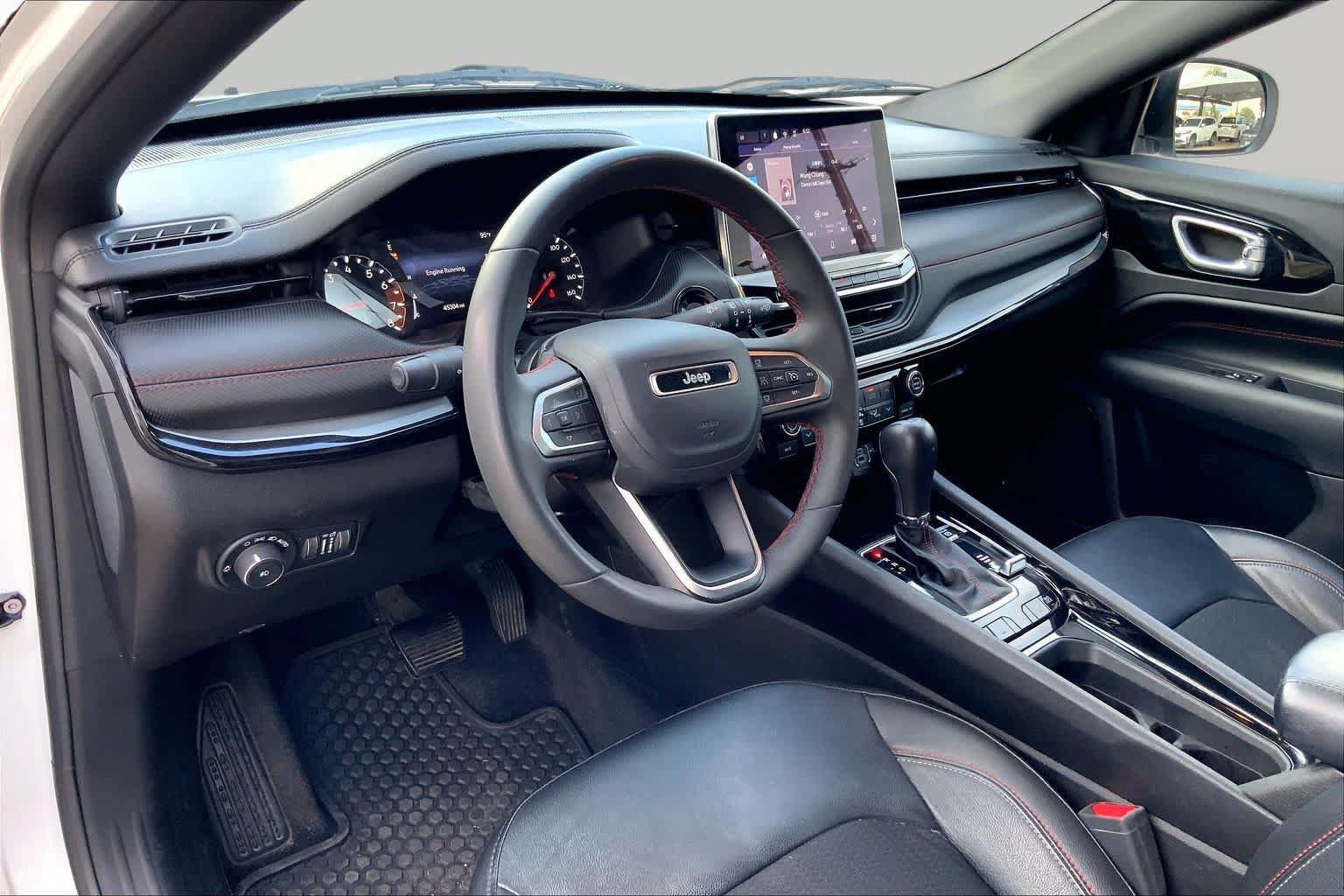 Used 2025 Jeep Compass Trailhawk AWD/4WD image 18