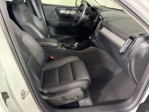 Used 2025 Volvo XC40 B5 Plus image 13