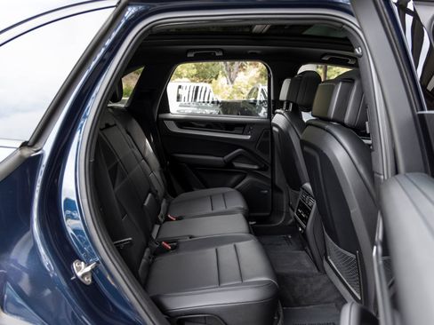 Certified 2024 Porsche Cayenne AWD/4WD image 49