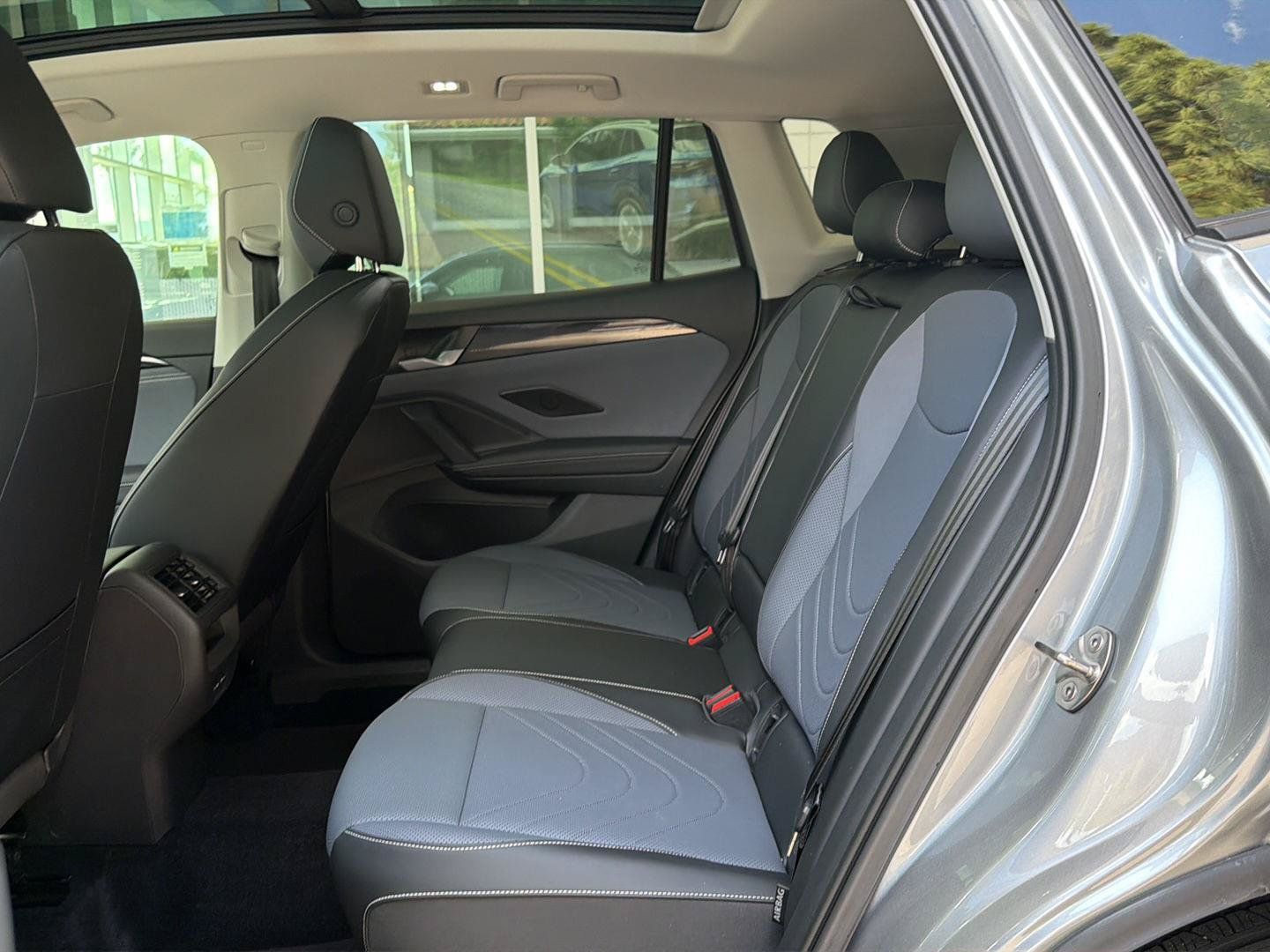 Certified 2025 Volkswagen Tiguan SE w/ Panoramic Sunroof Package AWD/4WD image 16