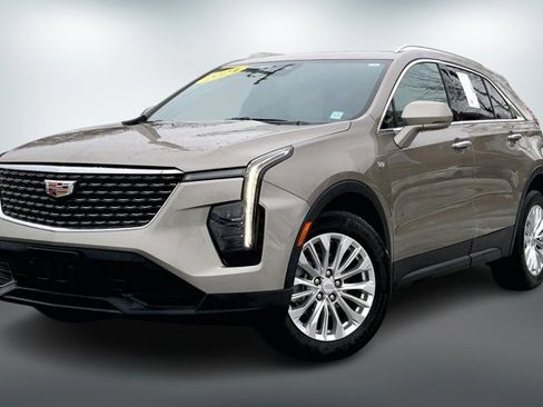 Used 2024 Cadillac XT4 Luxury w/ Cold Weather Package image 12