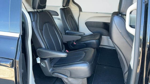 Used 2024 Chrysler Pacifica Touring-L FWD image 21