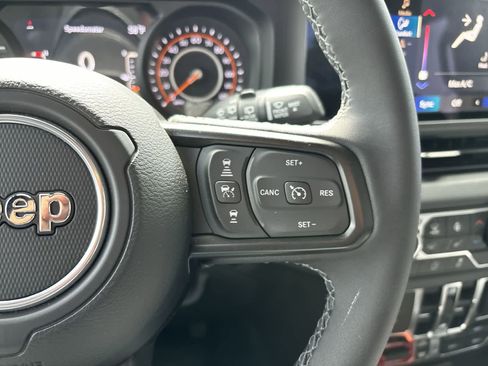 Used 2025 Jeep Wrangler Unlimited Rubicon image 10