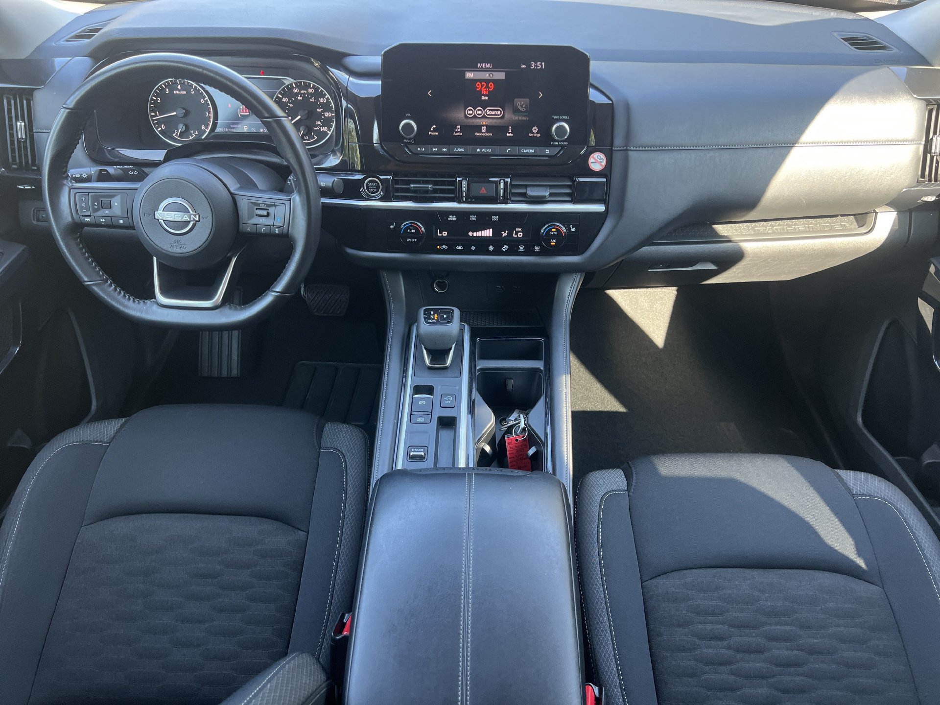 Used 2024 Nissan Pathfinder SV FWD image 2