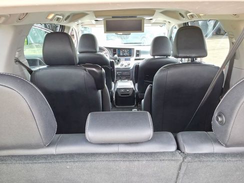 Used 2017 Toyota Sienna SE Premium image 16