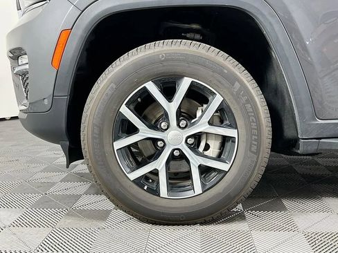 Used 2025 Jeep Grand Cherokee Limited w/ Luxury Tech Group II image 33