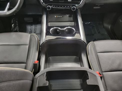 Used 2025 Chevrolet Suburban Premier image 16