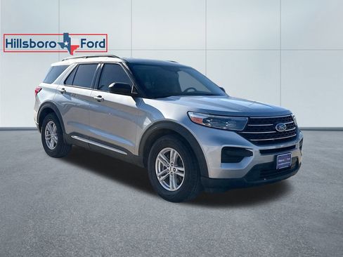 Used 2022 Ford Explorer XLT image 3