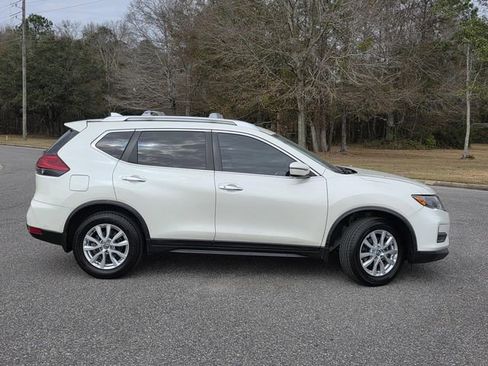 Used 2017 Nissan Rogue SV image 32