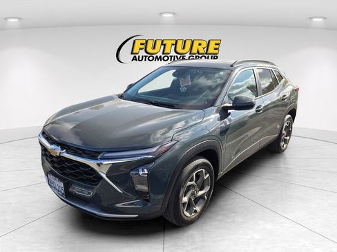 Used 2025 Chevrolet Trax LT w/ Driver Confidence Package FWD image 3