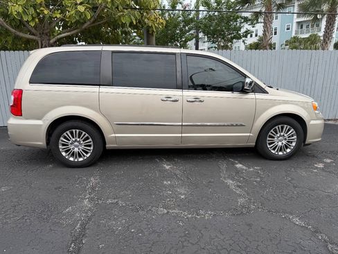 Used 2015 Chrysler Town & Country Touring-L w/ Driver Convenience Group FWD image 3