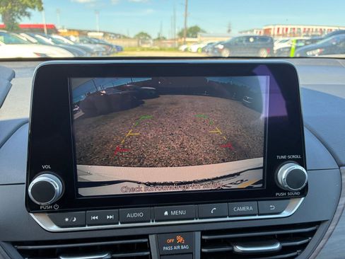 Used 2025 Nissan Altima 2.5 SV FWD image 19