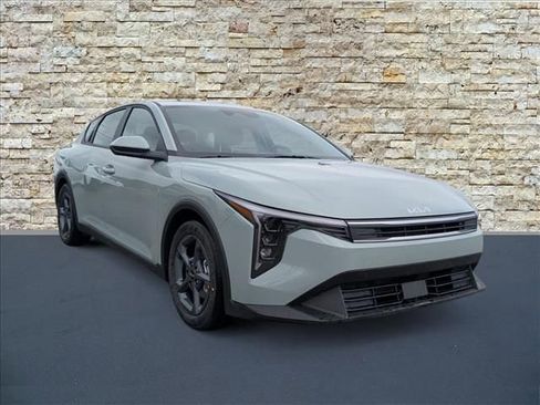 New 2026 Kia K4 FWD image 2