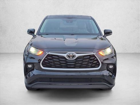 Certified 2024 Toyota Highlander LE FWD image 2