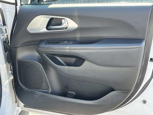 Used 2025 Chrysler Pacifica Limited FWD image 21