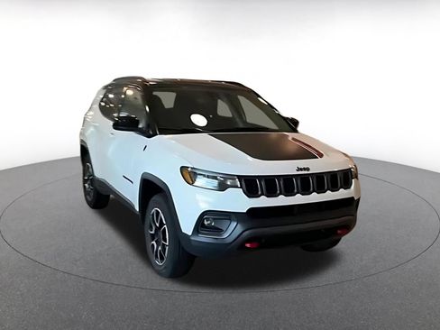 Used 2025 Jeep Compass Trailhawk AWD/4WD image 3