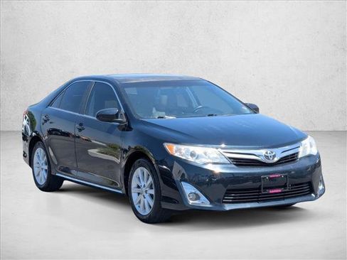 Used 2013 Toyota Camry XLE w/ Leather Pkg FWD image 3