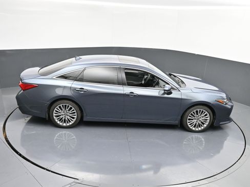 Used 2022 Toyota Avalon Limited image 35