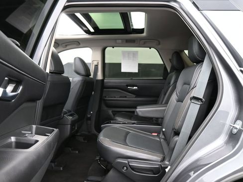 Used 2024 Nissan Pathfinder SL w/ SL Premium Package FWD image 18