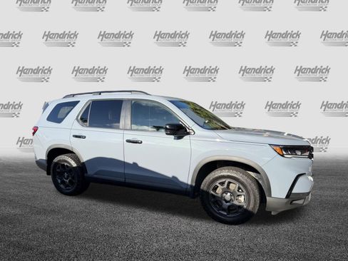 Used 2025 Honda Pilot TrailSport image 10