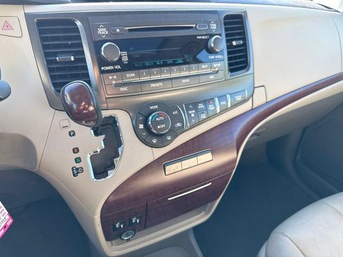 Used 2014 Toyota Sienna XLE FWD image 15