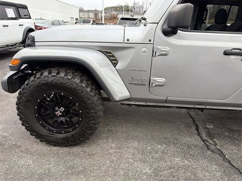 Used 2018 Jeep Wrangler Unlimited Sahara image 8